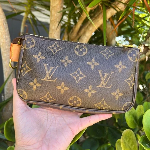 Louis Vuitton Pouch Monogram - Picture 2 of 16